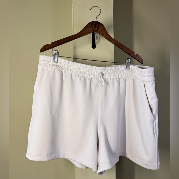 NWOT Lululemon Softstreme High-Rise Short 4" Mojave Tan - Picture 6 of 10